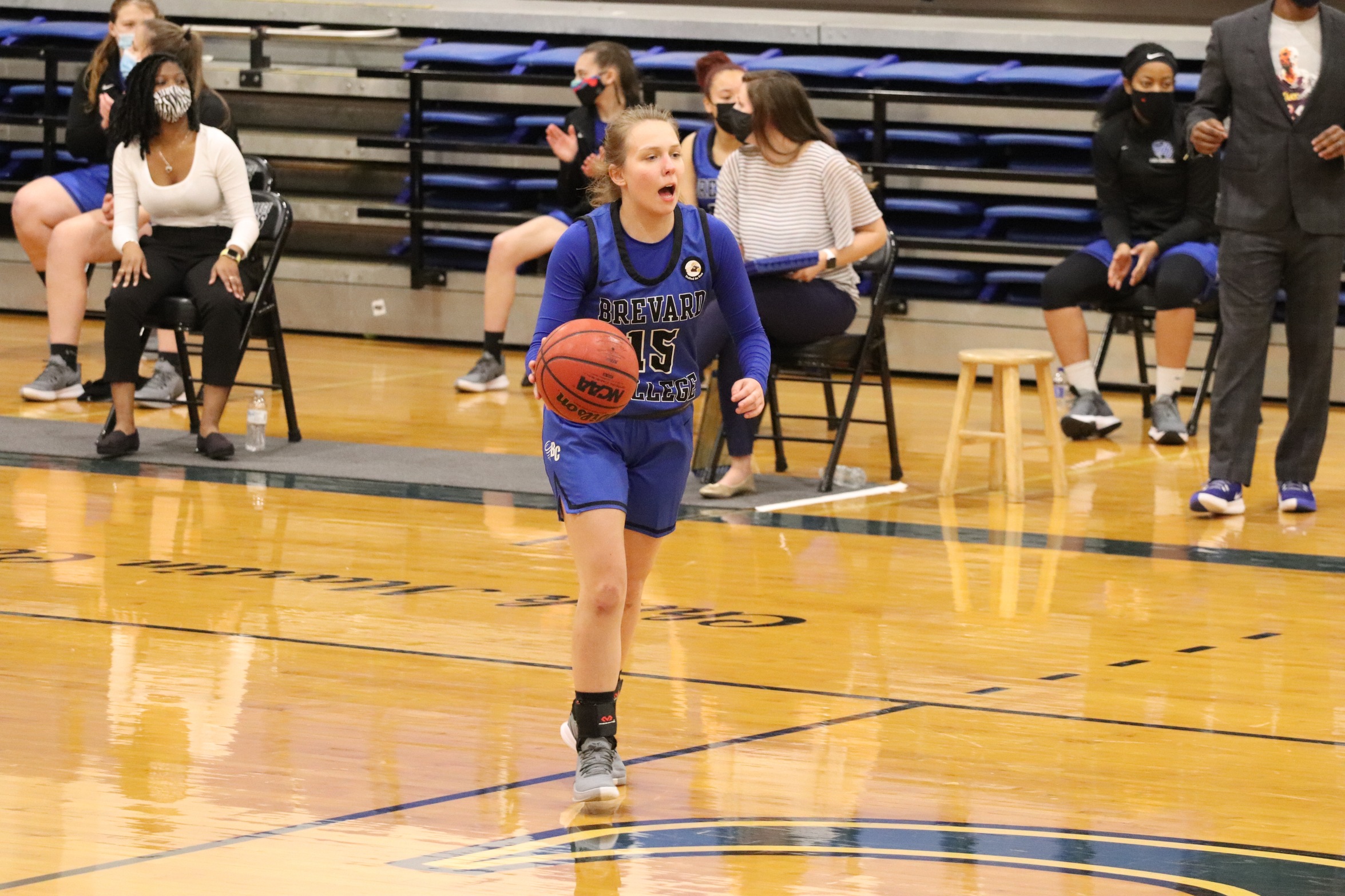 Point guard Kaitlyn Light takes the ball across half court (Photo courtesy of Victoria Brayman '22).