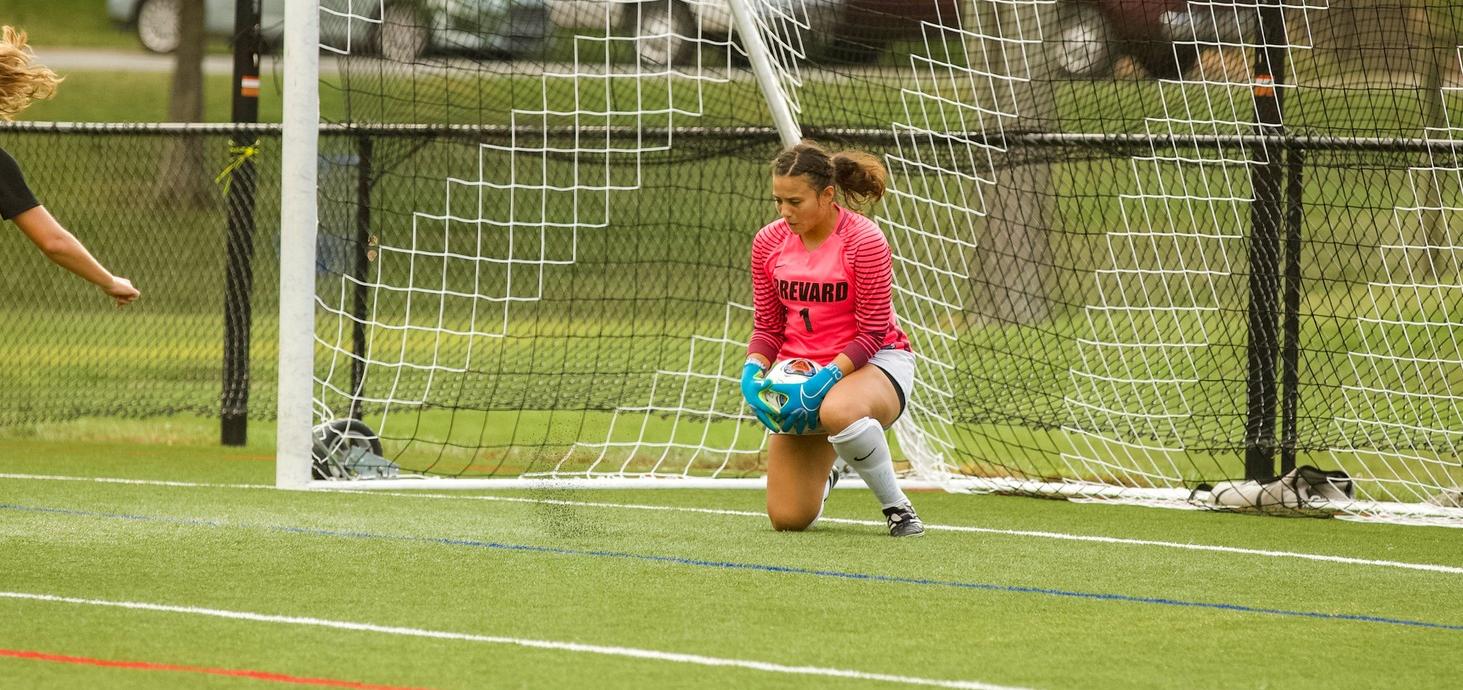 Junior Rebeccah Rojas set a new career-high with 13 saves in Tuesday's match (Courtesy of Victoria Brayman '22).